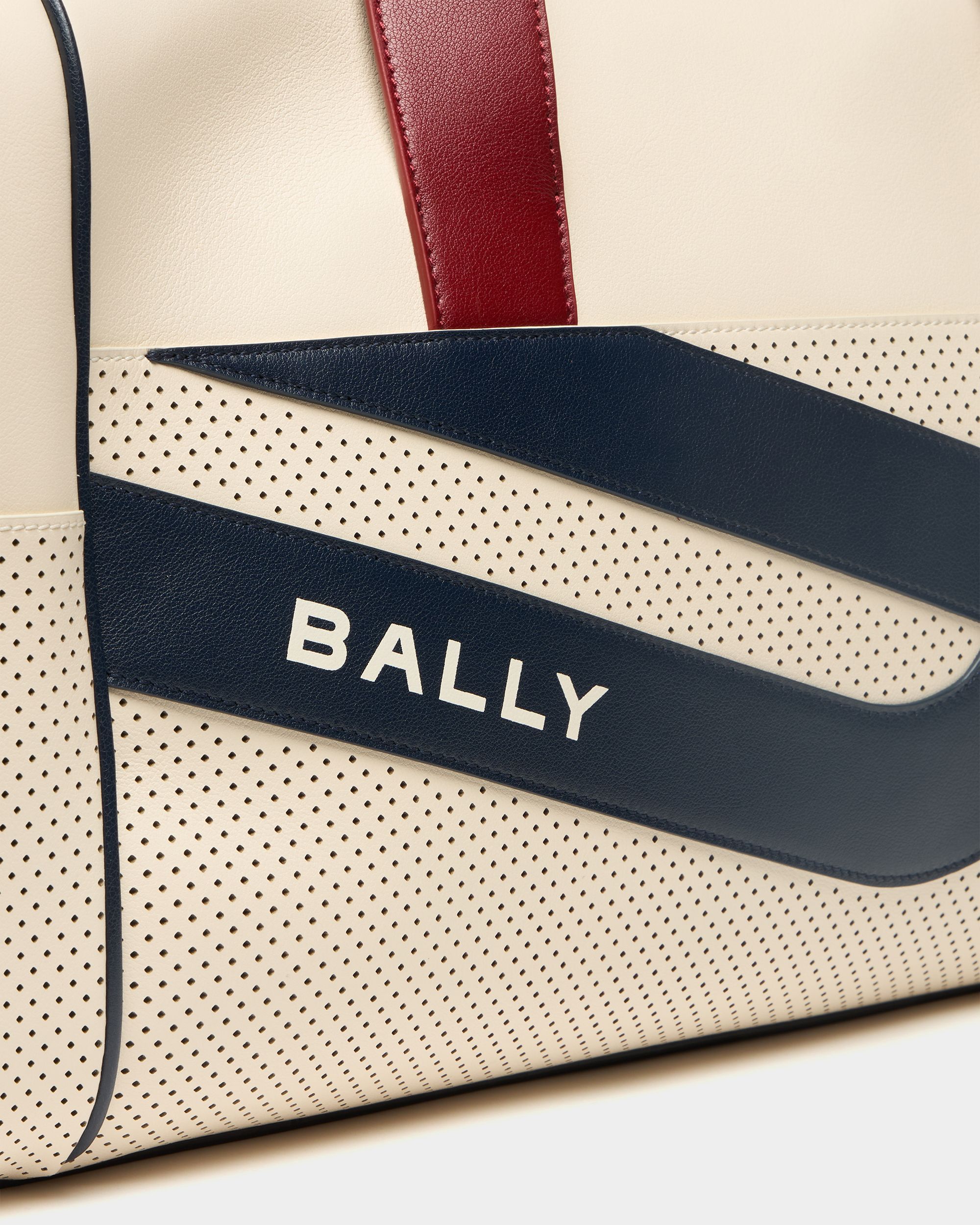 Bally Global - Sac de voyage de la collection Tennis en cuir perforé ivoire - Blanc