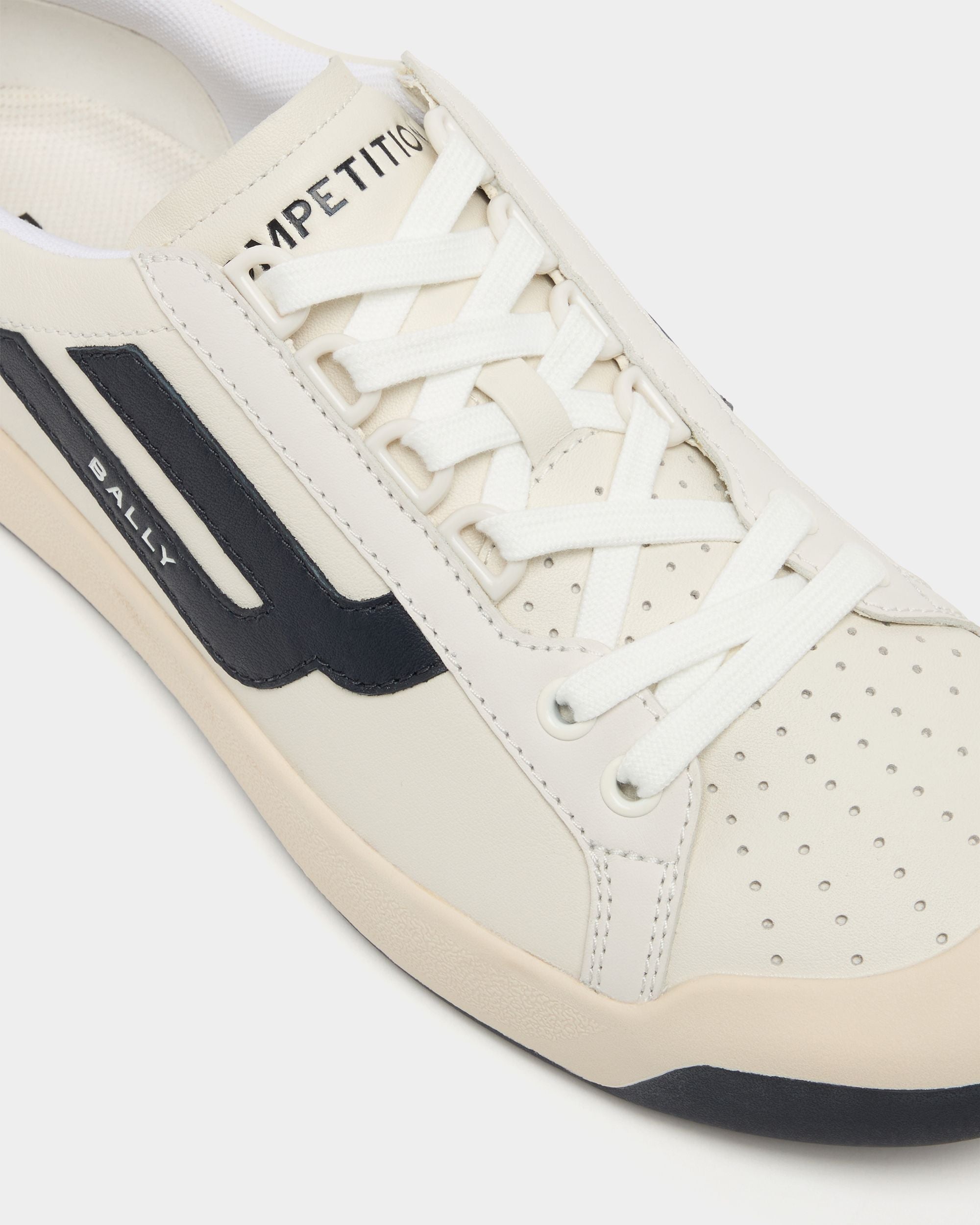 Bally Global - Sneakers Competition en cuir blanc et bleu marine - Blanc