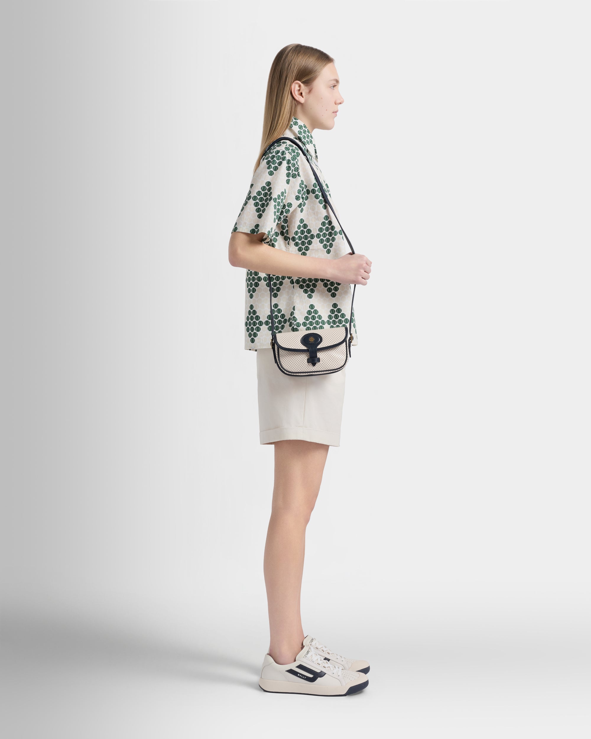 Bally Global - Mini-sac de la collection Tennis en cuir perforé ivoire et bleu - Blanc