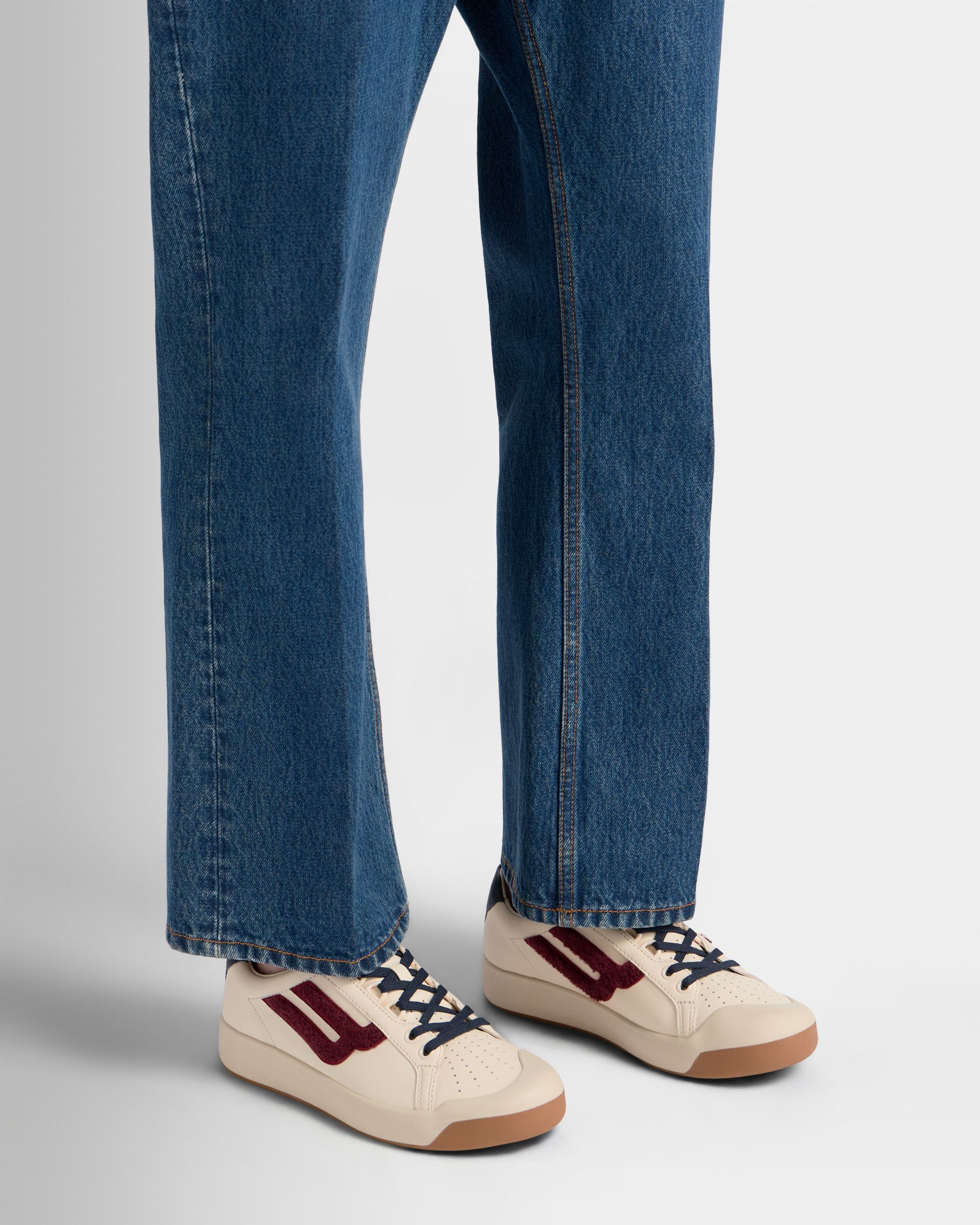 Bally Global - Sneakers de la collection Tennis en cuir ivoire et tissu éponge rouge héritage - Blanc