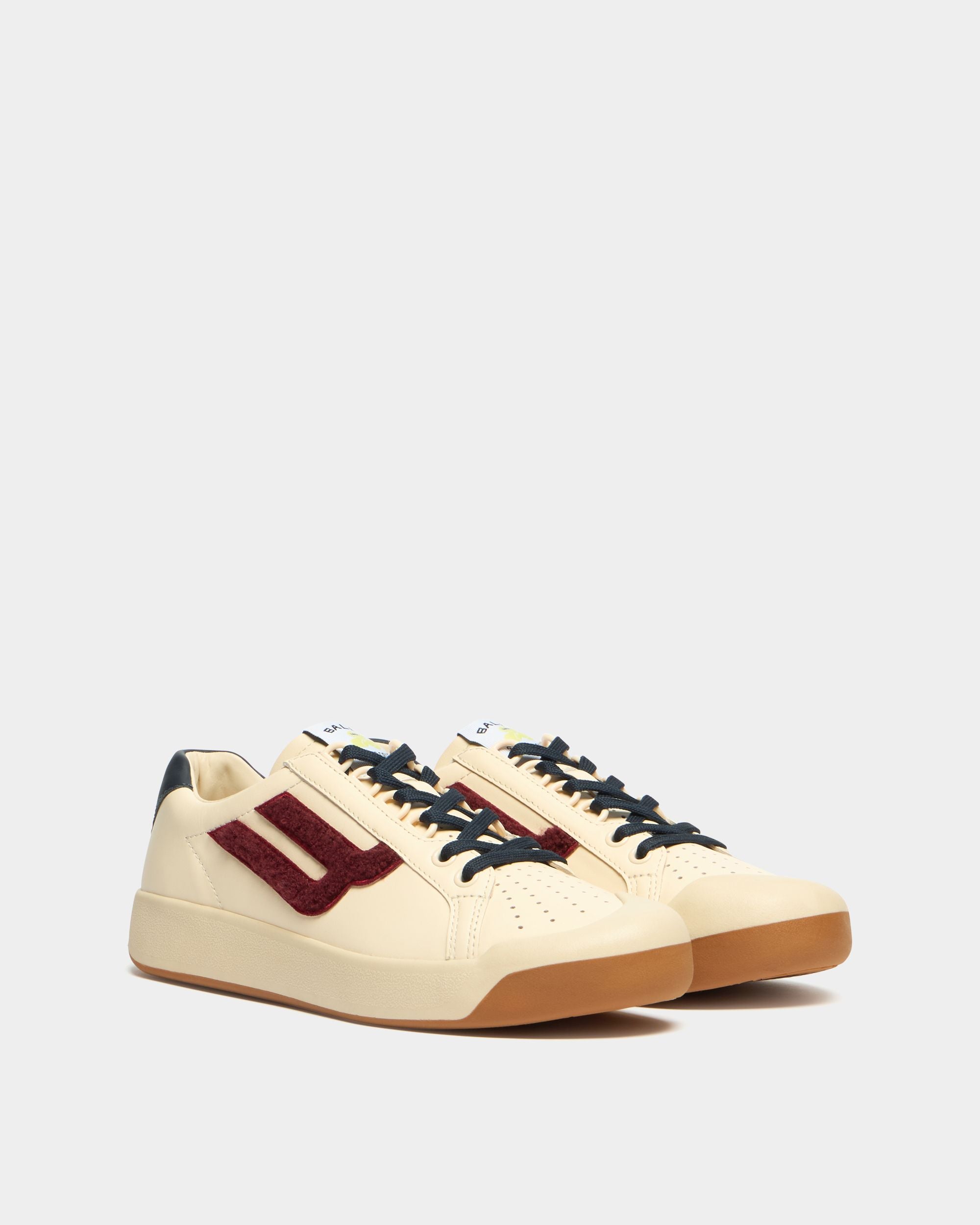Bally Global - Sneaker aus Leder in Elfenbein und Frottee in Heritage-Rot aus der Tennis-Kollektion - White