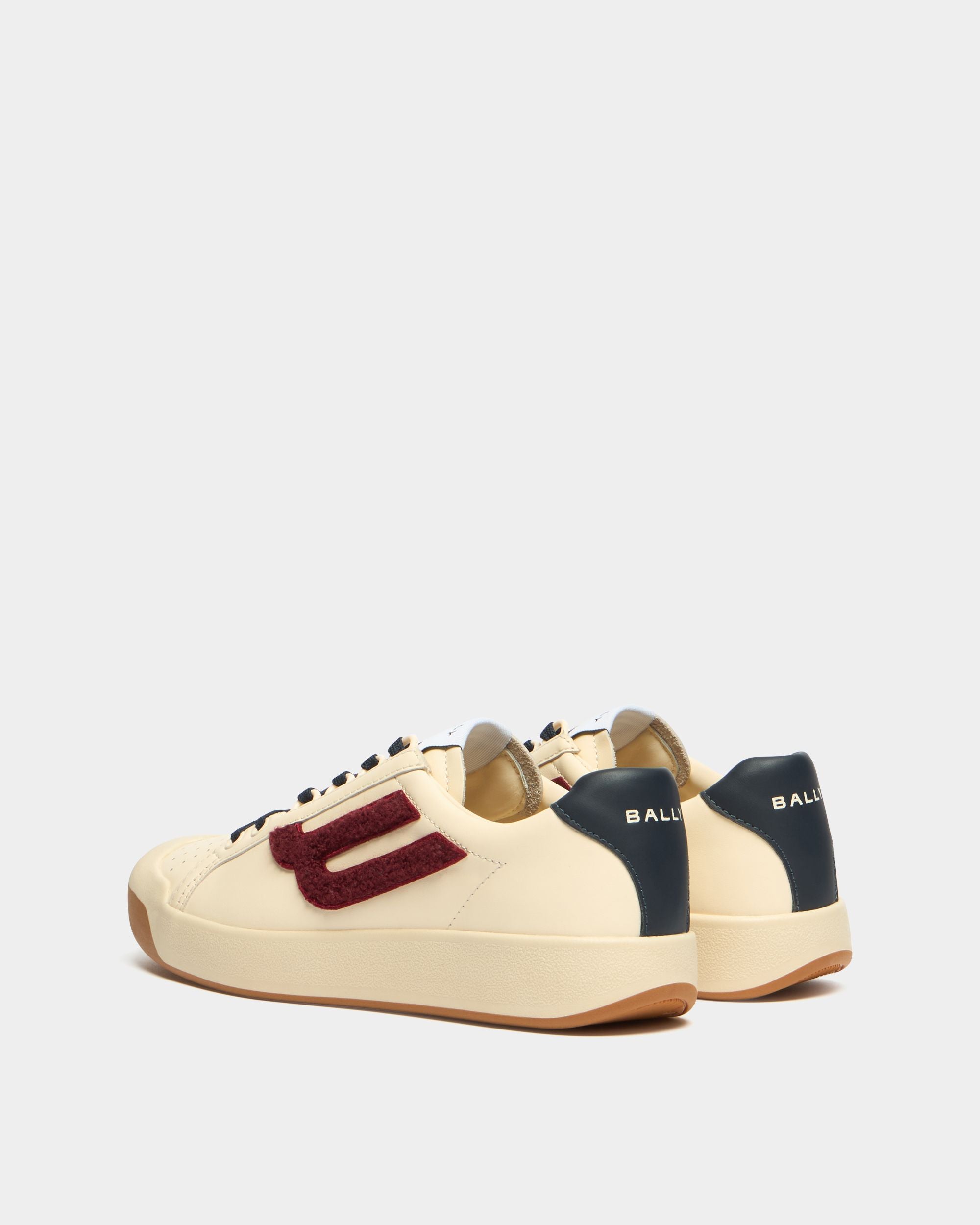 Bally Global - Sneaker aus Leder in Elfenbein und Frottee in Heritage-Rot aus der Tennis-Kollektion - White