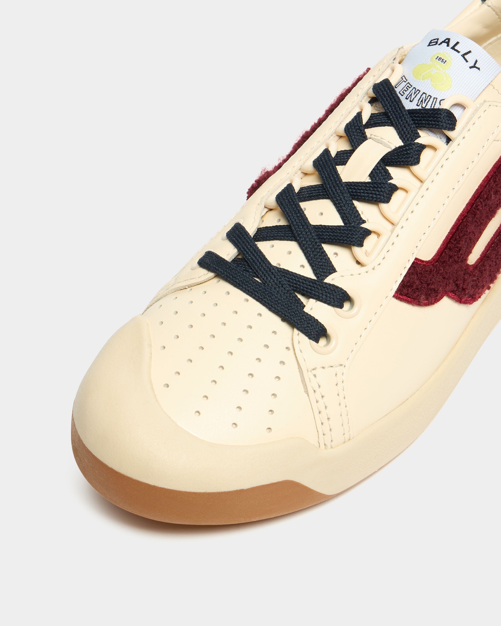 Bally Global - Sneaker aus Leder in Elfenbein und Frottee in Heritage-Rot aus der Tennis-Kollektion - White