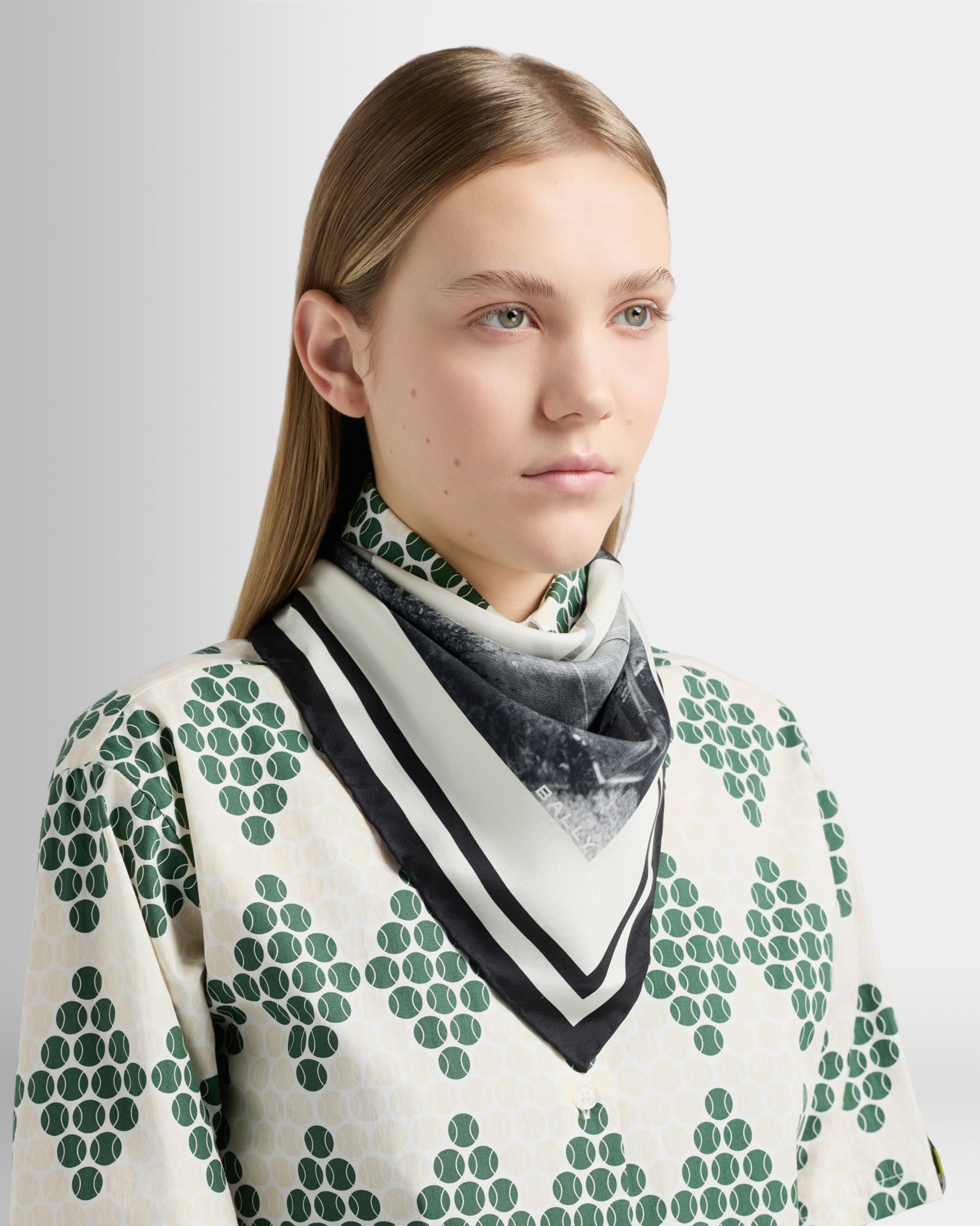 Bally Global - Écharpe en soie de la collection Tennis, couleur ivoire avec motif Bally Tennis Court - Blanc