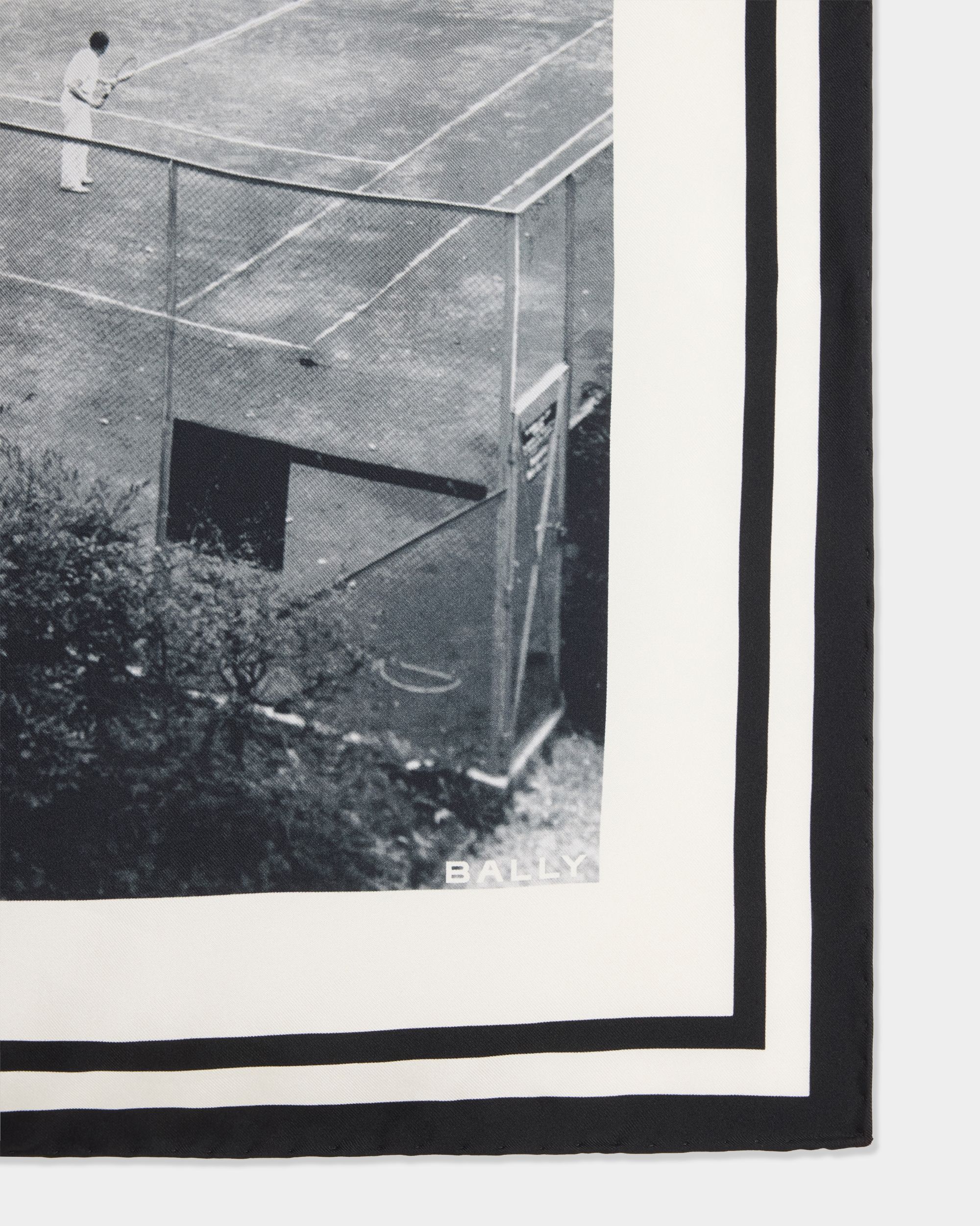 Bally Global - Fular de seda marfil con estampado de pista de tenis Bally de la colección Tennis - Blanco