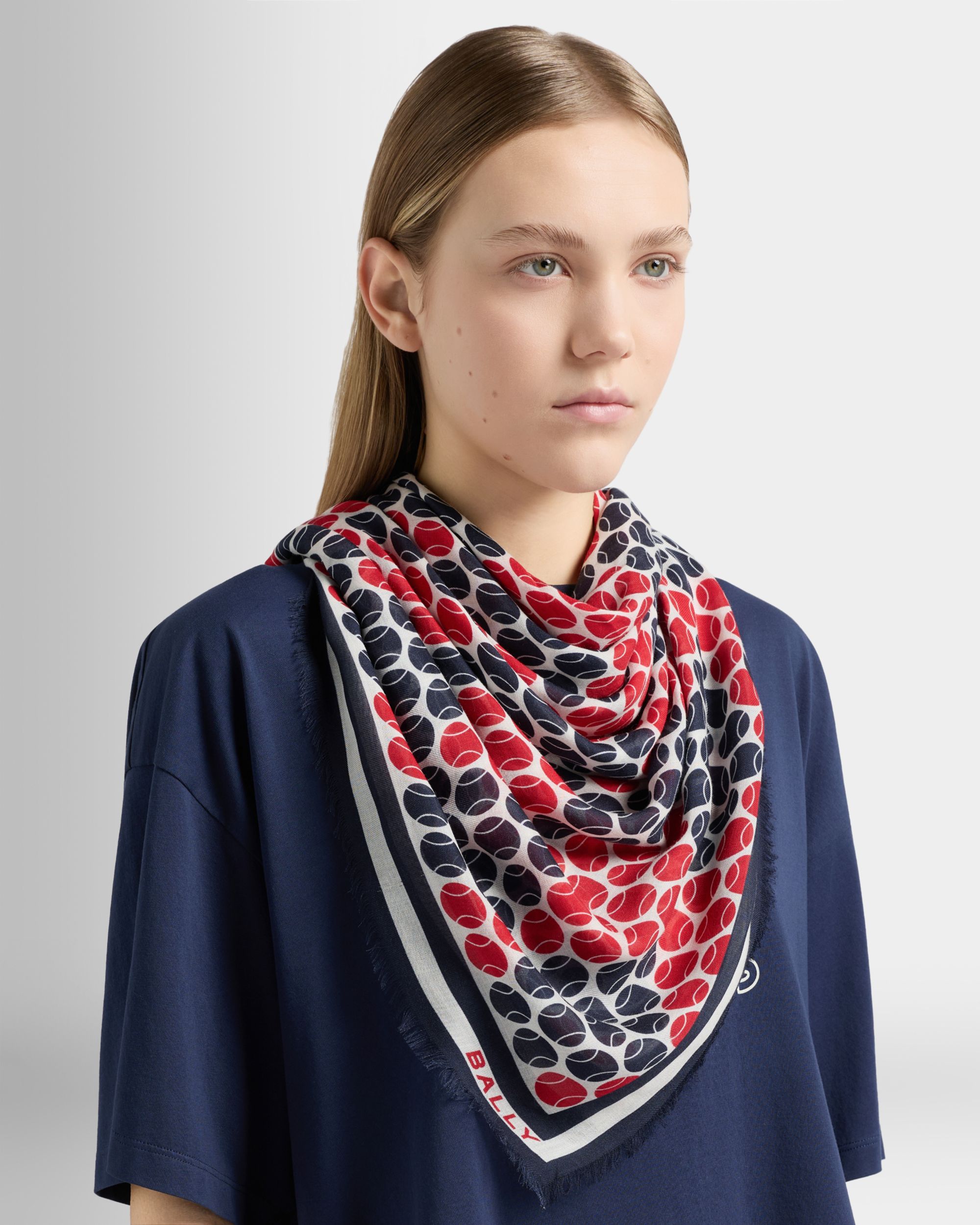 Bally Global - Écharpe de la collection Tennis en modal et soie bleu marine et rouge avec imprimé tennis sur l'ensemble - Multicolore